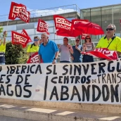 La plantilla de los diez centros de transporte de Extremadura se concentraron frente a la Consejería de Infraestructuras, Transporte y Vivienda el pasado día 13. / CCOO 