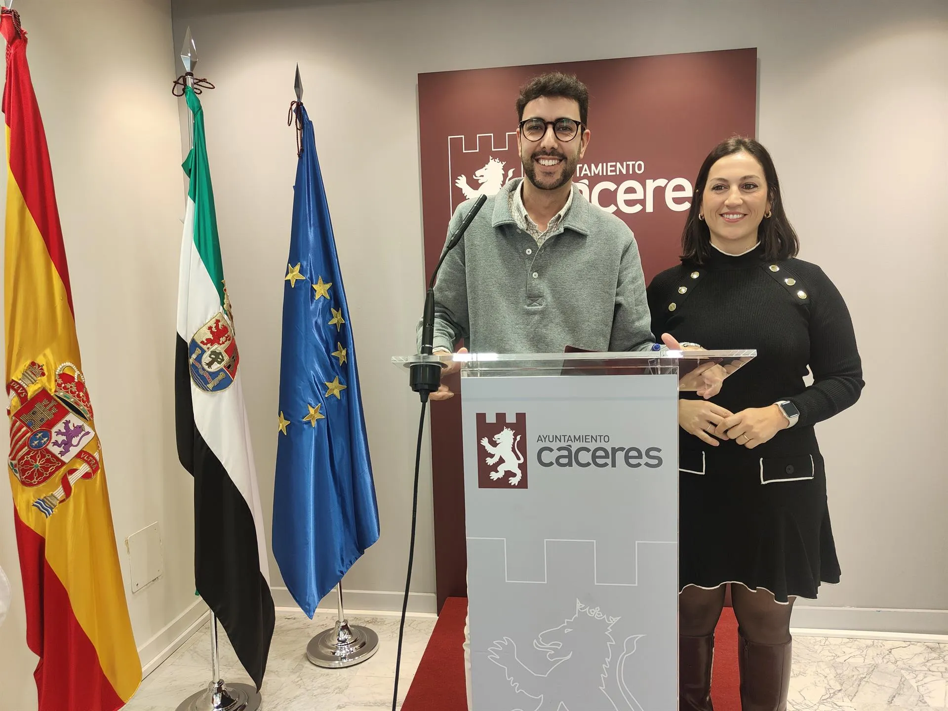El portavoz del Gobierno de Cáceres, Ángel Orgaz, y la conejala de Festejos, Soledad Carrasco, en rueda de prensa. / EP