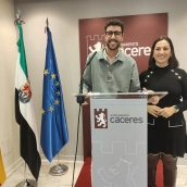 El portavoz del Gobierno de Cáceres, Ángel Orgaz, y la conejala de Festejos, Soledad Carrasco, en rueda de prensa. / EP