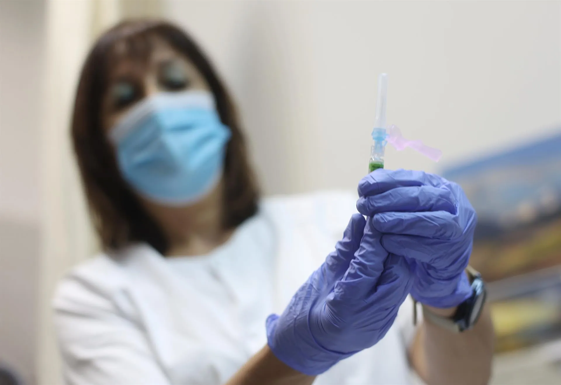 Una enfermera se dispone a vacunar a un paciente en un centro de salud. / EP