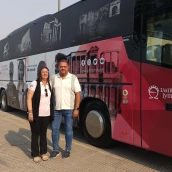 El alcalde de Mérida, Antonio Rodríguez Osuna y la responsable de Autocares González y Viajes Gonzaltours Mérida. / EP 