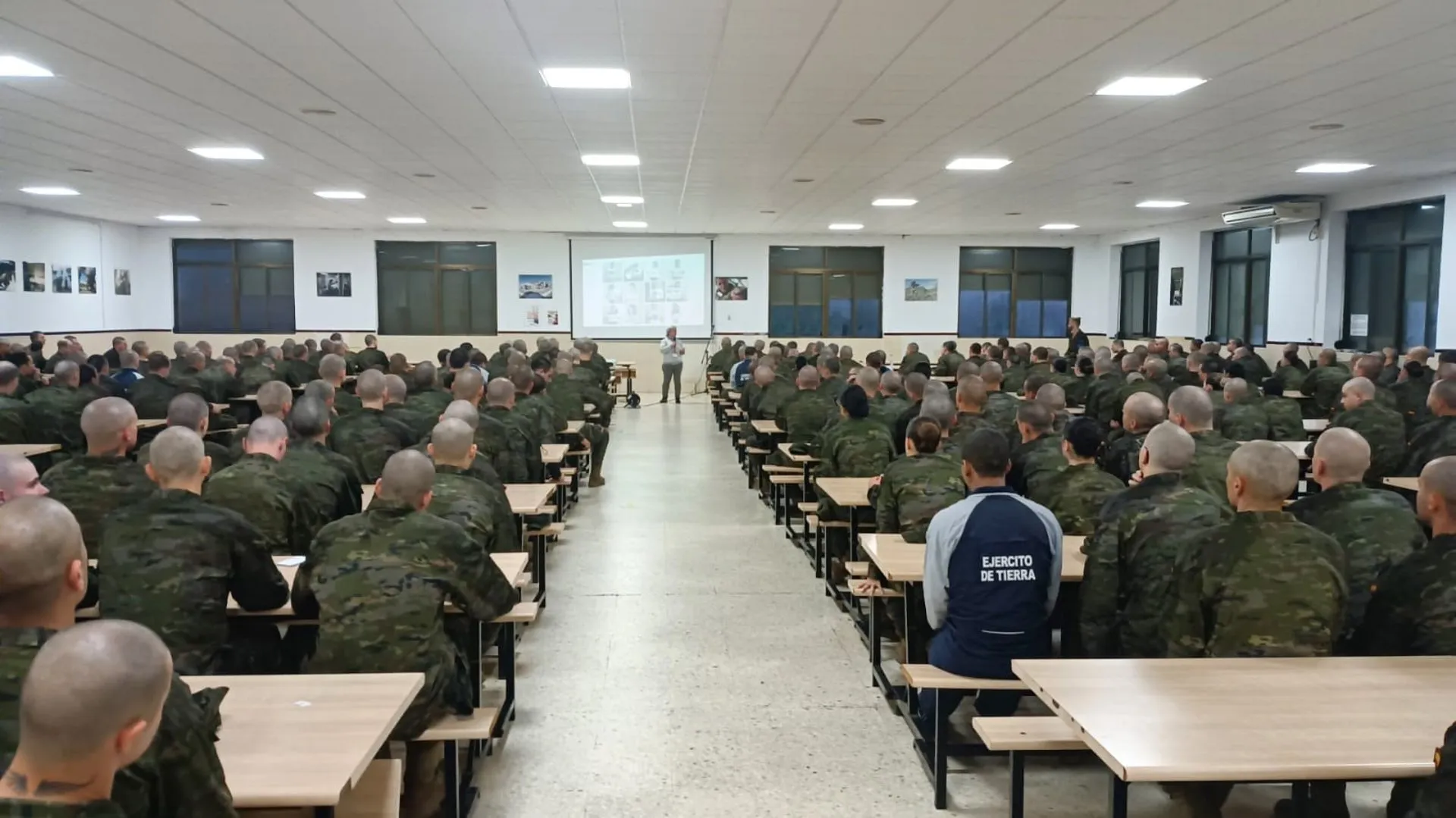 Voluntarios y personal de ADMO en el Centro de Formación de Tropa de Cáceres (Cefot nº 1). / LP