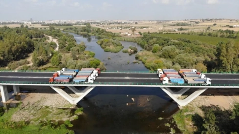 Pruebas de resistencia en el puente sobre el Guadiana en el primer tramo de la Ronda Sur (Caya-Carretera de Olivenza). / LP Pruebas de resistencia en el puente sobre el Guadiana en el primer tramo de la Ronda Sur (Caya-Carretera de Olivenza). / LP