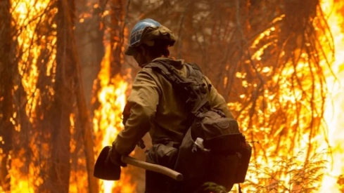 Un bombero forestal en una imagen de archivo. / LP