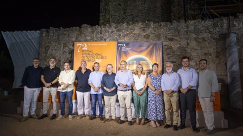 Visita de autoridades al estreno de ‘La Comedia de la Olla’.