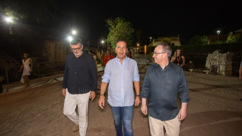 Visita de autoridades al estreno de ‘La Comedia de la Olla’.