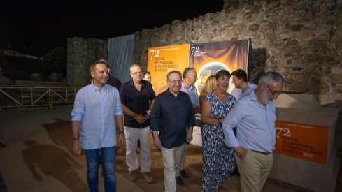Visita de autoridades al estreno de ‘La Comedia de la Olla’.