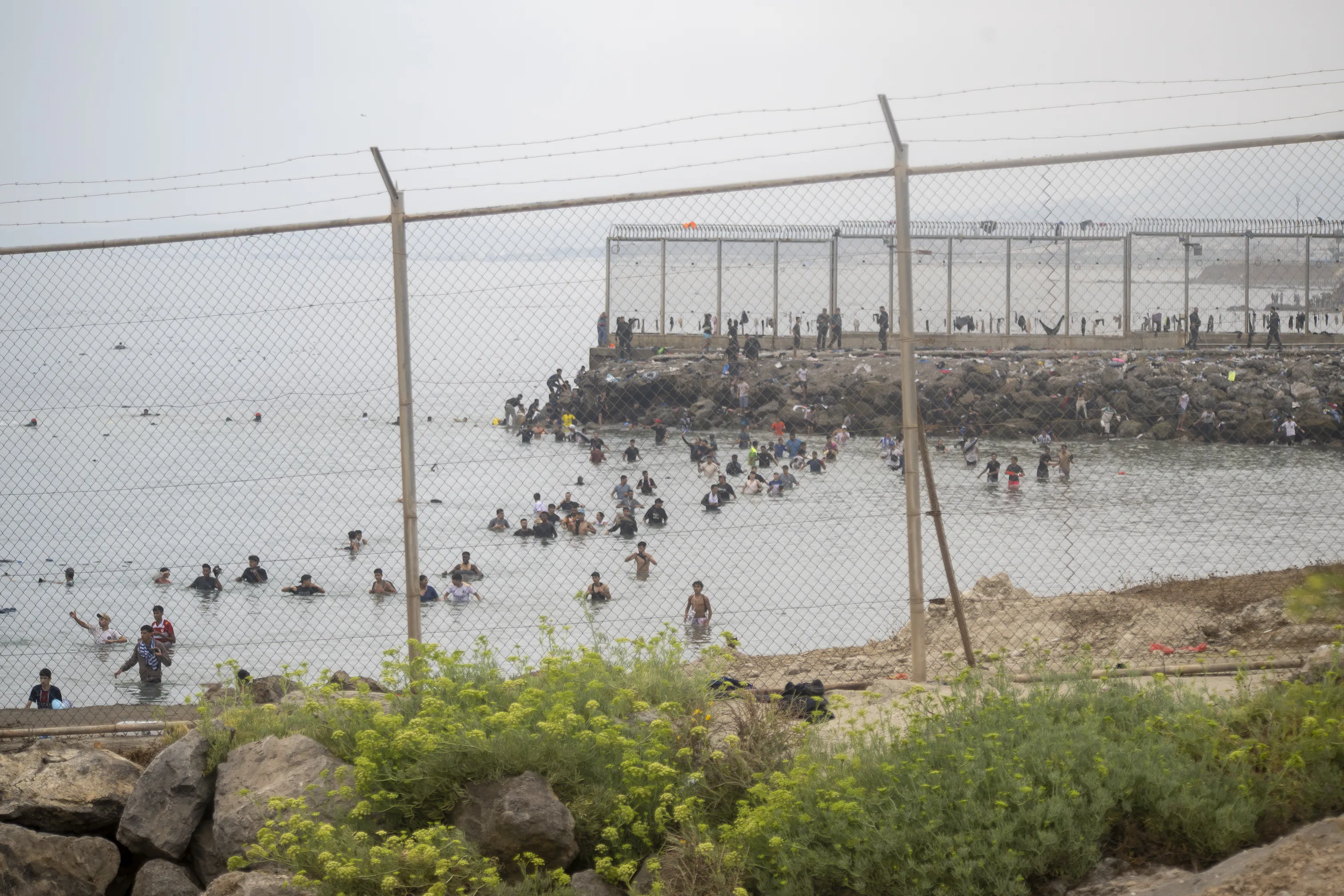 Decenas de personas siguen intentando cruzar la frontera, a 31 de julio de 2026, en Ceuta. / EP Decenas de personas siguen intentando cruzar la frontera, a 31 de julio de 2026, en Ceuta. / EP