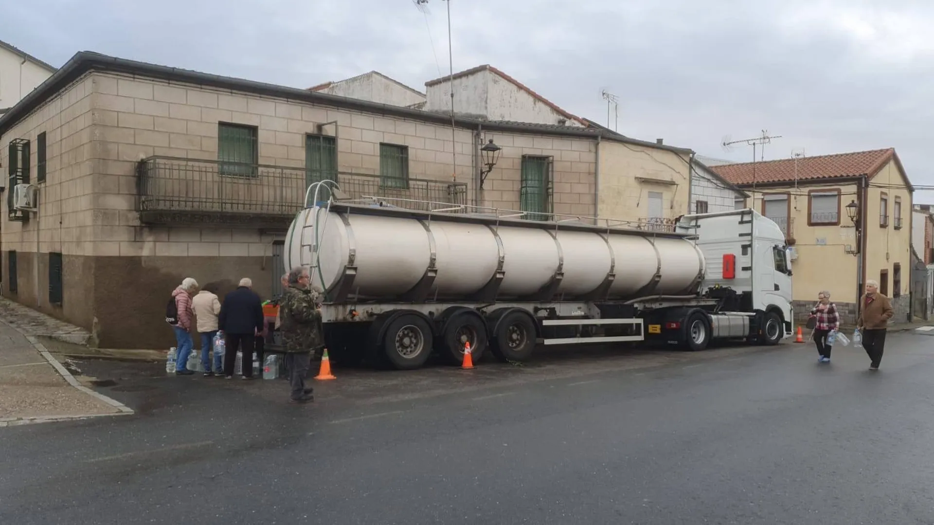 La Diputación de Cáceres, ha movilizado una cisterna con agua apta para el consumo humano a Oliva de Plasencia este sábado. / LP