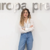 La coordinadora general de Sumar, Lara Hernández, posa tras una entrevista concedida a Europa Press. / EP