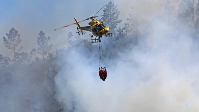 Helicóptero operando en incendio./COPAC Hugo Ramos Helicóptero operando en incendio./COPAC Hugo Ramos