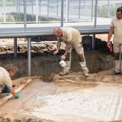 El recorrido permite contemplar distintas dependencias de una domus romana y el mosaico descubierto durante las excavaciones. / LP