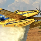 En la zona se encuentran dos unidades de bomberos forestales terrestres y otras dos helitransportadas. / LP