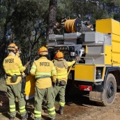 En la zona continúan desplegados 24 efectivos, con la participación de tres unidades de bomberos forestales terrestres y una helitransportada. / LP