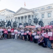 Los firmantes de la ILP 'No es mi cultura', que propone la derogación de la tauromaquia como patrimonio cultural, se concentran frente al Congreso de los Diputados. / EP Los firmantes de la ILP 'No es mi cultura', que propone la derogación de la tauromaquia como patrimonio cultural, se concentran frente al Congreso de los Diputados. / EP