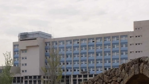 El herido fue trasladado al Hospital Virgen del Puerto de Plasencia. / LP