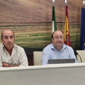 El consejero de Agricultura, Ganadería y Medio Natural, Juan José García García, acompañado por el director general de Agricultura y Ganadería, Julio Antonio Rojas Pastor, en una comparecencia en la sede de la consejería. / LP El consejero de Agricultura, Ganadería y Medio Natural, Juan José García García, acompañado por el director general de Agricultura y Ganadería, Julio Antonio Rojas Pastor, en una comparecencia en la sede de la consejería. / LP