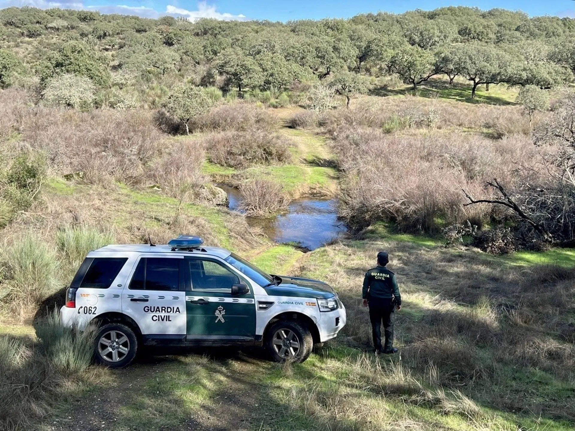 Agentes de la Guardia Civil del puesto de Caminomorisco. / LP