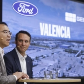 El vicepresidente de Geely Holding, Victor Yang (i), y el presidente de Ford Europa, Jim Baumbick (d), en una rueda de prensa previa a la visita institucional a la fábrica de Ford. / EP El vicepresidente de Geely Holding, Victor Yang (i), y el presidente de Ford Europa, Jim Baumbick (d), en una rueda de prensa previa a la visita institucional a la fábrica de Ford. / EP