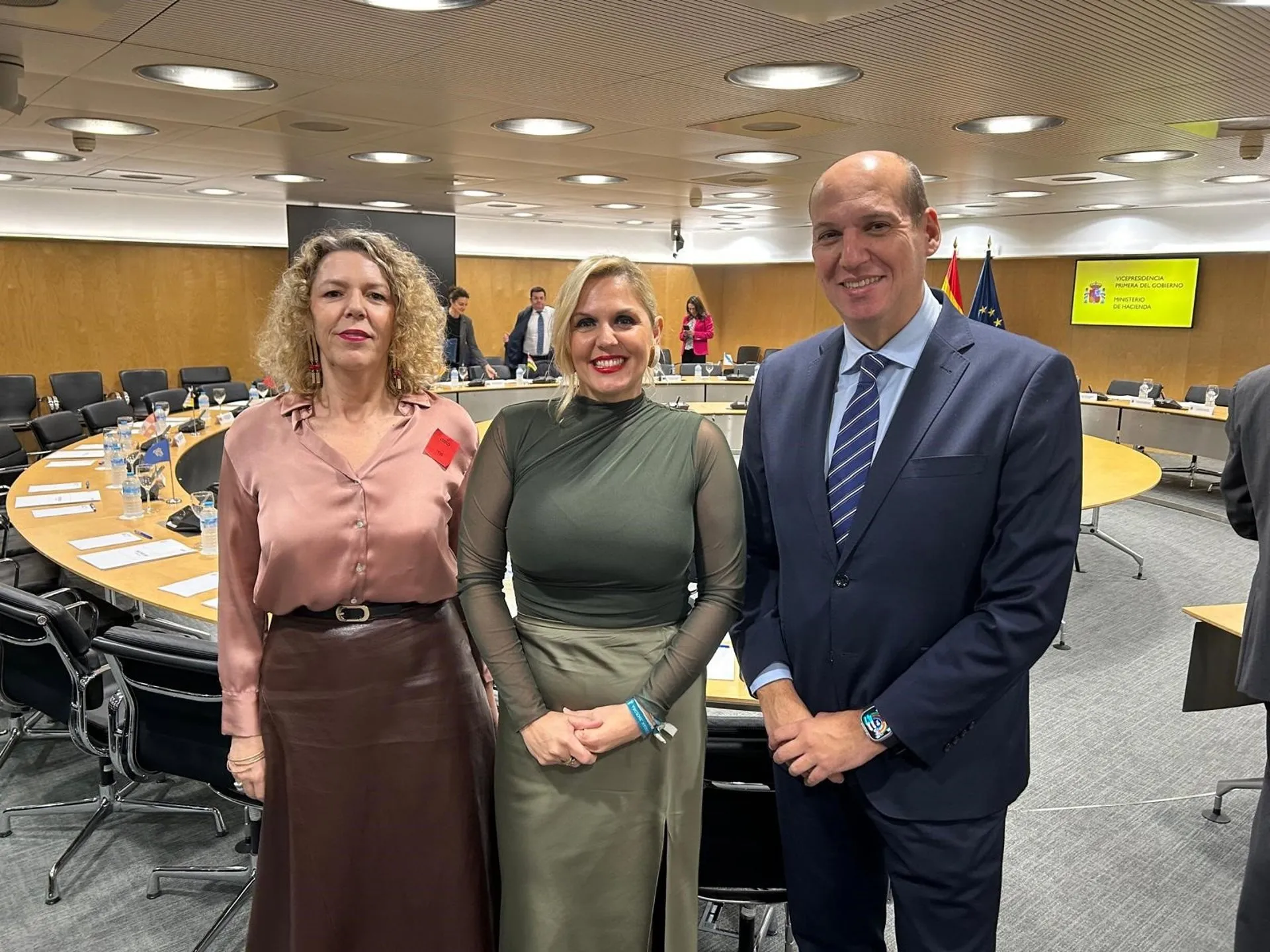 La consejera de Hacienda y Administración Pública de la Junta de Extremadura, Elena Manzano, con el equipo de la Junta que acude al Consejo de Política Fiscal y Financiera. / LP