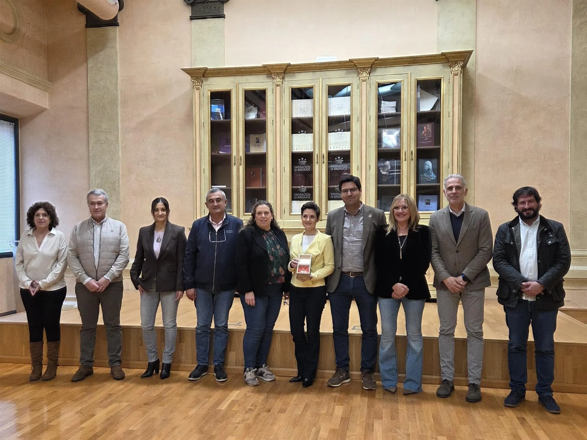 La presidenta de la Diputación de Badajoz, Raquel del Puerto, con su equipo de gobierno este lunes en Badajoz. / LP