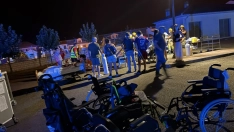 Unas 700 personas han sido evacuadas, entre ellas 34 residentes especialmente vulnerables trasladados a Plasencia. / LP
