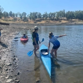 La Diputación de Cáceres ha reanudado este verano la actividad Aprendiendo piragüismo. / LP La Diputación de Cáceres ha reanudado este verano la actividad Aprendiendo piragüismo. / LP