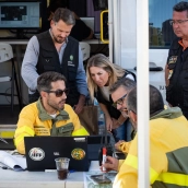 La presidenta María Guardiola, junto al vicepresidente Abel Bautista y el secretario general de Emergencias, Fernando Manzano, en Pinofranqueado. / LP