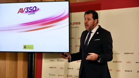 El ministro Óscar Puente en la presentación del proyecto AV350 este lunes en Madrid. / LP