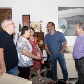 Miguel Ángel Morales recibe a María Ángeles Pino, presidenta de la Asociación Cultural Extremeña Zurbarán, con sede en Badalona. / LP Miguel Ángel Morales recibe a María Ángeles Pino, presidenta de la Asociación Cultural Extremeña Zurbarán, con sede en Badalona. / LP