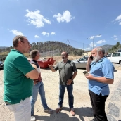 Miguel Ángel Morales recorrió durante la jornada del viernes algunas de las zonas más castigadas por el fuego. / LP