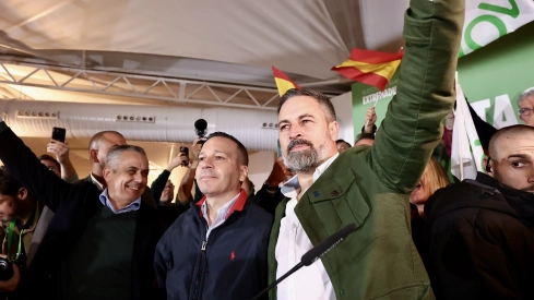 Ángel Pelayo Gordillo, Óscar Fernández y el presidente de VOX, Santiago Abascal, durante un acto en Mérida este lunes. / LP
