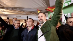 Ángel Pelayo Gordillo, Óscar Fernández y el presidente de VOX, Santiago Abascal, durante un acto en Mérida este lunes. / LP