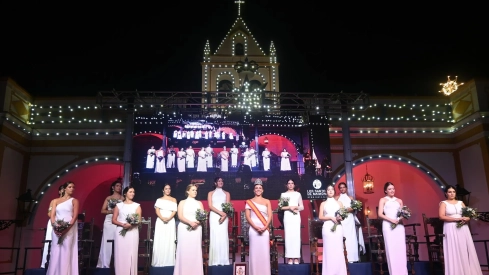 El acto concluyó con la tradicional pisada de la uva por parte de los niños que acompañaron a las damas. / LP El acto concluyó con la tradicional pisada de la uva por parte de los niños que acompañaron a las damas. / LP