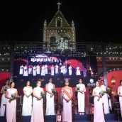 El acto concluyó con la tradicional pisada de la uva por parte de los niños que acompañaron a las damas. / LP El acto concluyó con la tradicional pisada de la uva por parte de los niños que acompañaron a las damas. / LP