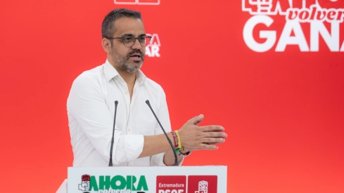 El portavoz del PSOE de Extremadura, Manuel José González Andrade, en rueda de prensa en Mérida. / LP El portavoz del PSOE de Extremadura, Manuel José González Andrade, en rueda de prensa en Mérida. / LP
