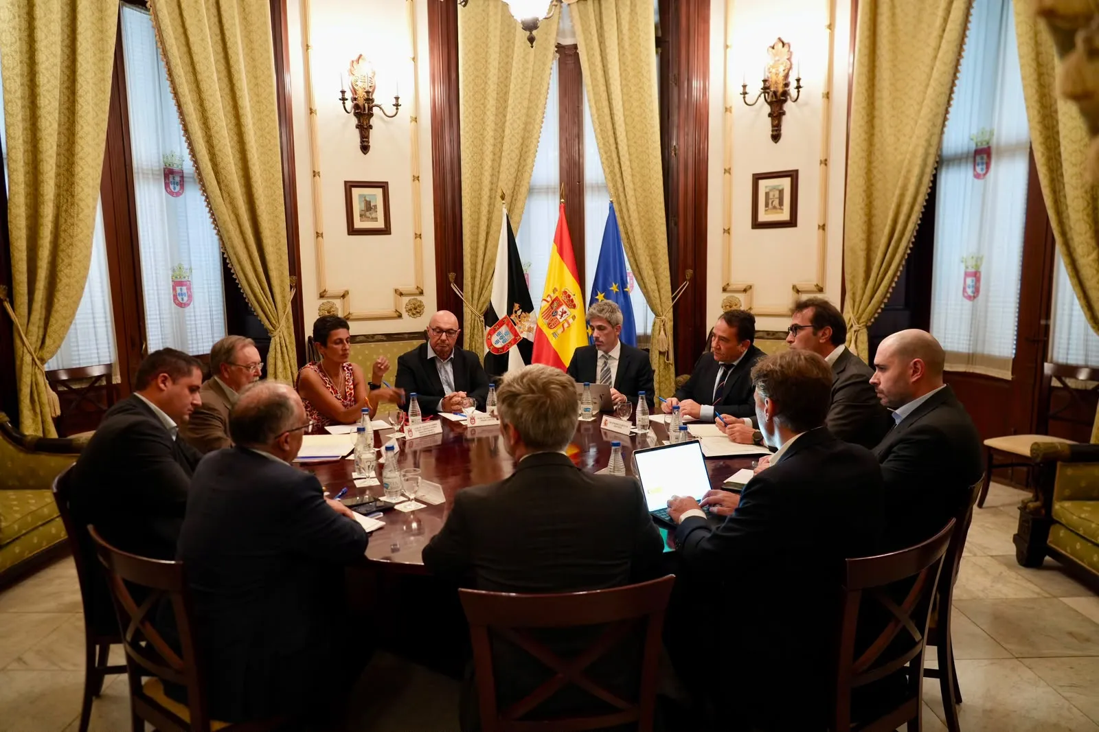 Reunión de alto nivel desarrollada este lunes en Ceuta con la presencia del vicepresidente primero y ministro de Economía, Comercio y Empresa, Carlos Cuerpo. / LP Reunión de alto nivel desarrollada este lunes en Ceuta con la presencia del vicepresidente primero y ministro de Economía, Comercio y Empresa, Carlos Cuerpo. / LP