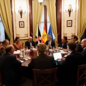 Reunión de alto nivel desarrollada este lunes en Ceuta con la presencia del vicepresidente primero y ministro de Economía, Comercio y Empresa, Carlos Cuerpo. / LP