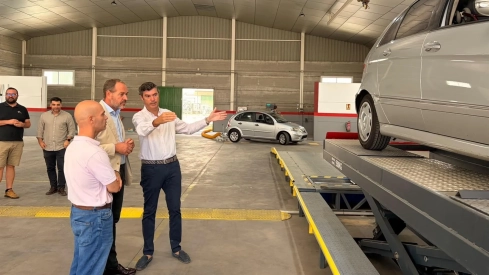 El consejero de Infraestructuras, Transporte y Vivienda, Francisco José Ramírez, durante una visita a la nueva unidad móvil de ITV de Miajadas. / LP El consejero de Infraestructuras, Transporte y Vivienda, Francisco José Ramírez, durante una visita a la nueva unidad móvil de ITV de Miajadas. / LP