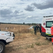 Atención sanitaria de la mujer hallada en Olivenza en aparente buen estado. Arriba el rostro de Francisca. / LP Atención sanitaria de la mujer hallada en Olivenza en aparente buen estado. Arriba el rostro de Francisca. / LP