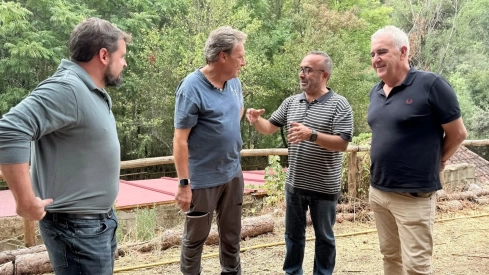 El presidente de la Diputación, Miguel Ángel Morales, acompañó al presidente del Círculo Empresarial Moralo, Ramón Barbado, en una visita a las instalaciones de la dehesa municipal de Hernán Pérez. / LP El presidente de la Diputación, Miguel Ángel Morales, acompañó al presidente del Círculo Empresarial Moralo, Ramón Barbado, en una visita a las instalaciones de la dehesa municipal de Hernán Pérez. / LP