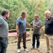 El presidente de la Diputación, Miguel Ángel Morales, acompañó al presidente del Círculo Empresarial Moralo, Ramón Barbado, en una visita a las instalaciones de la dehesa municipal de Hernán Pérez. / LP