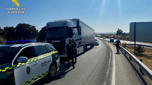 El seguimiento terminó en la salida 186 de la A-5, en Navalmoral de la Mata, donde se procedió a su detención. / GC El seguimiento terminó en la salida 186 de la A-5, en Navalmoral de la Mata, donde se procedió a su detención. / GC