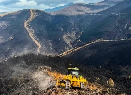 Maquinaria del Infoex realiza trabajos tras el incendio de Pinofranqueado. / EP Maquinaria del Infoex realiza trabajos tras el incendio de Pinofranqueado. / EP