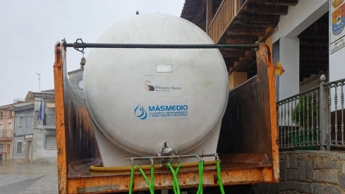 El Consorcio MásMedio de la Diputación de Cáceres ha enviado cisternas a Robledillo, Viandar y Losar de la Vera. / LP El Consorcio MásMedio de la Diputación de Cáceres ha enviado cisternas a Robledillo, Viandar y Losar de la Vera. / LP