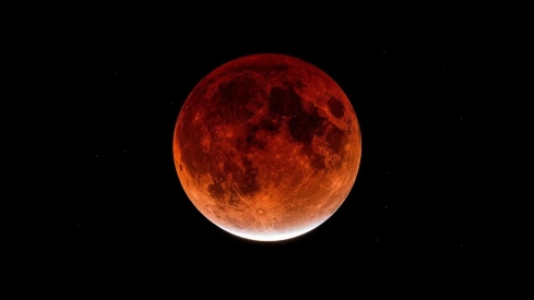 Un eclipse parcial de la Luna podrá verse en toda España durante la noche del jueves al viernes. / LP Un eclipse parcial de la Luna podrá verse en toda España durante la noche del jueves al viernes. / LP
