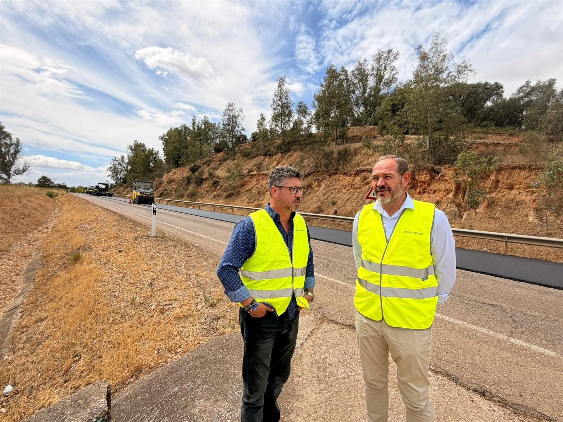 Las obras incluyen la renovación del firme, la mejora de la señalización y el refuerzo de los elementos de protección de la carretera. / LP 