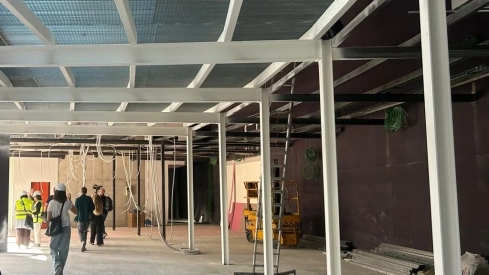 Obras, este viernes, en el interior de ala del Palacio de Congresos habilitado para centro de salud provisional. / LP Obras, este viernes, en el interior de ala del Palacio de Congresos habilitado para centro de salud provisional. / LP