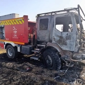 El fuego alcanzó a un camión que participaba en las labores de extinción. / LP El fuego alcanzó a un camión que participaba en las labores de extinción. / LP