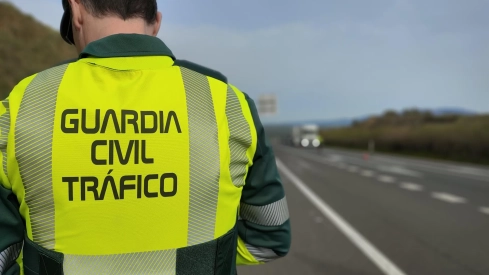 Un agente de la Guardia Civil de Tráfico en una carretera. / LP Un agente de la Guardia Civil de Tráfico en una carretera. / LP